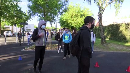 França reabre escolas e cinemas