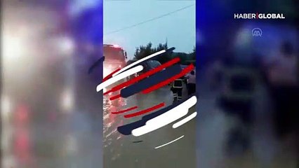 Sırtında köpeği ile selin ortasında kalan kadın böyle kurtardı