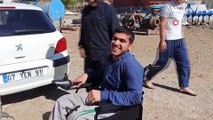 Diyarbakır’da engelli gence akülü sandalye sürprizi