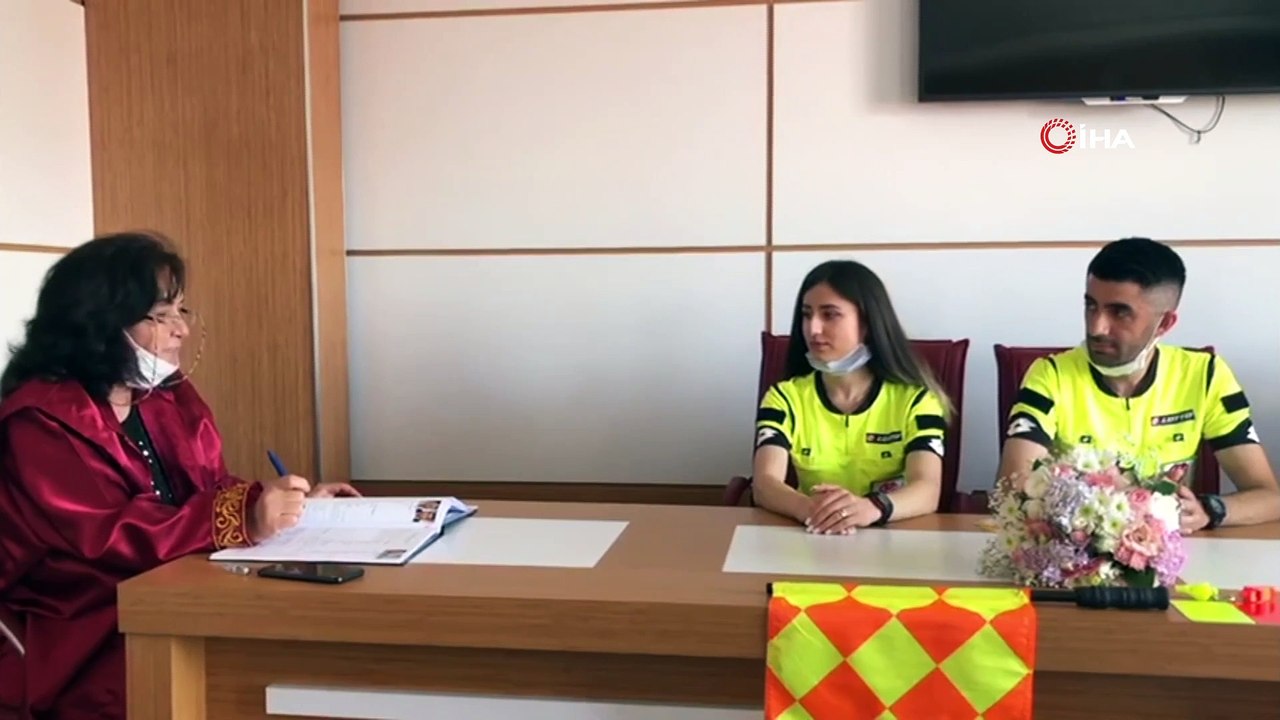 Gelinlik ve damatlık yerine hakem forması giydiler
