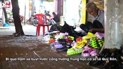 Ông cụ mắt kém bán dép giữa đêm kiếm tiền nuôi vợ