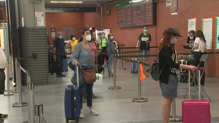 Descargar video: Primeros viajeros en Atocha tras el fin del estado de alarma