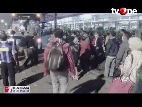 Ribuan Penumpang Bus Gratis Berdesakan di Stasiun Bogor