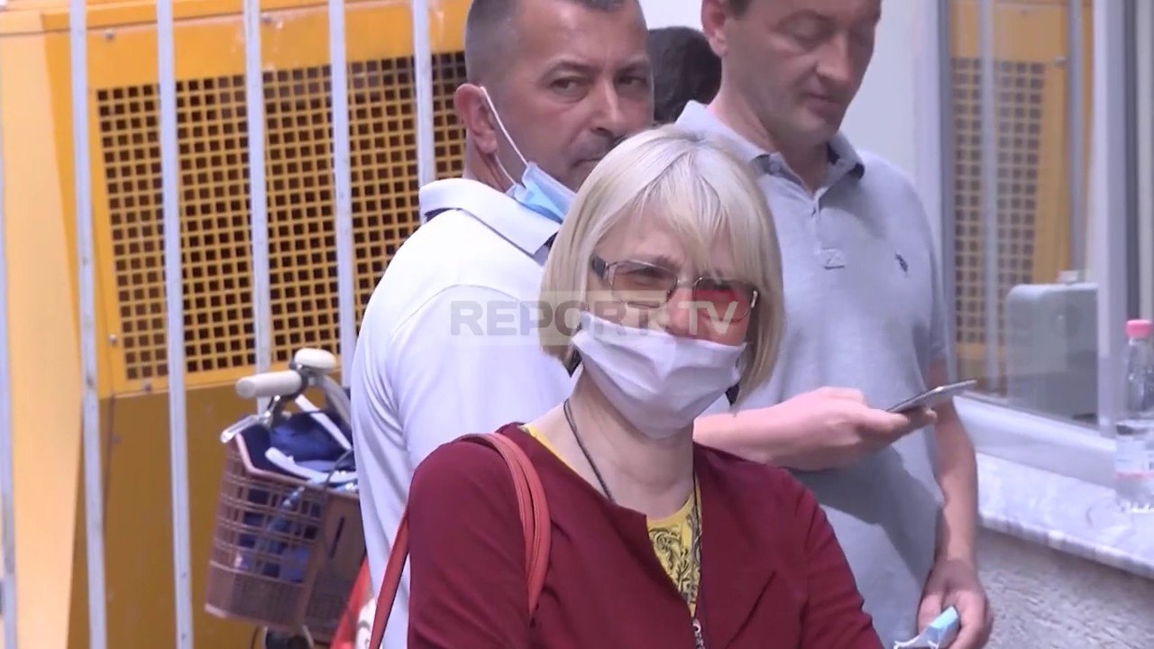 Sekretarja e Gjykatës Penale të Tiranës me COVID! Vëzhgimi i Report TV: Nuk ruhet distancimi social