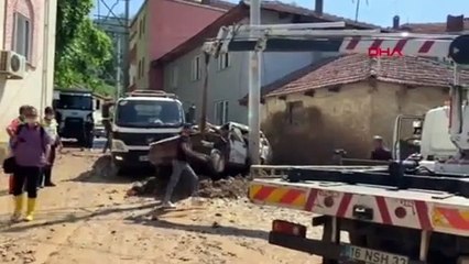 Bursa'da selde çamura gömülen araç kurtarıldı