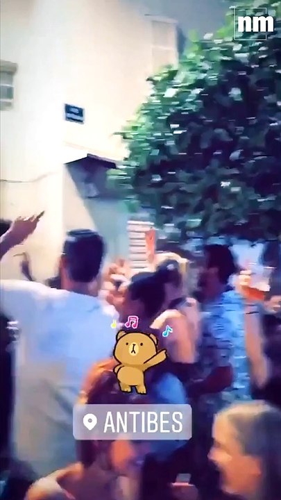Pas de masques ni de gestes barrières: les images de la Fête de la musique à Antibes