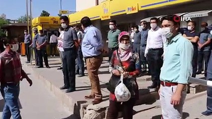 PTT çalışanlarından, teslimat sırasında uğradığı saldırıda ısırılarak kulağı koparılan postacı için destek eylemi