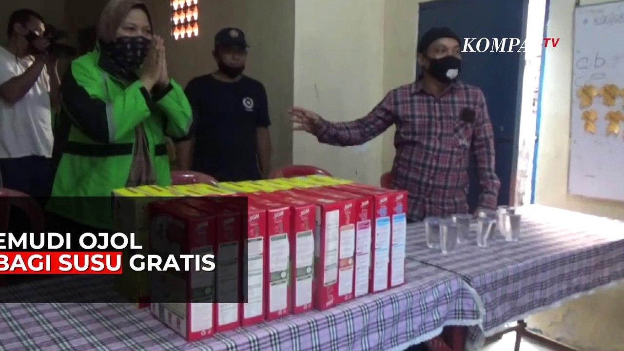 Pengemudi Ojol Bagi-bagi Susu Gratis