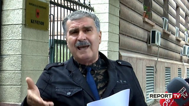 Kujtim Gjuzi i nervozuar me batutën e Ramës: SHqiptarët e djegin vetëm një herë shaminë e beqarit