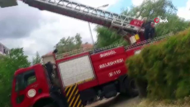 Bingöl’de ipe dolanan kargayı itfaiye ekipleri kurtardı