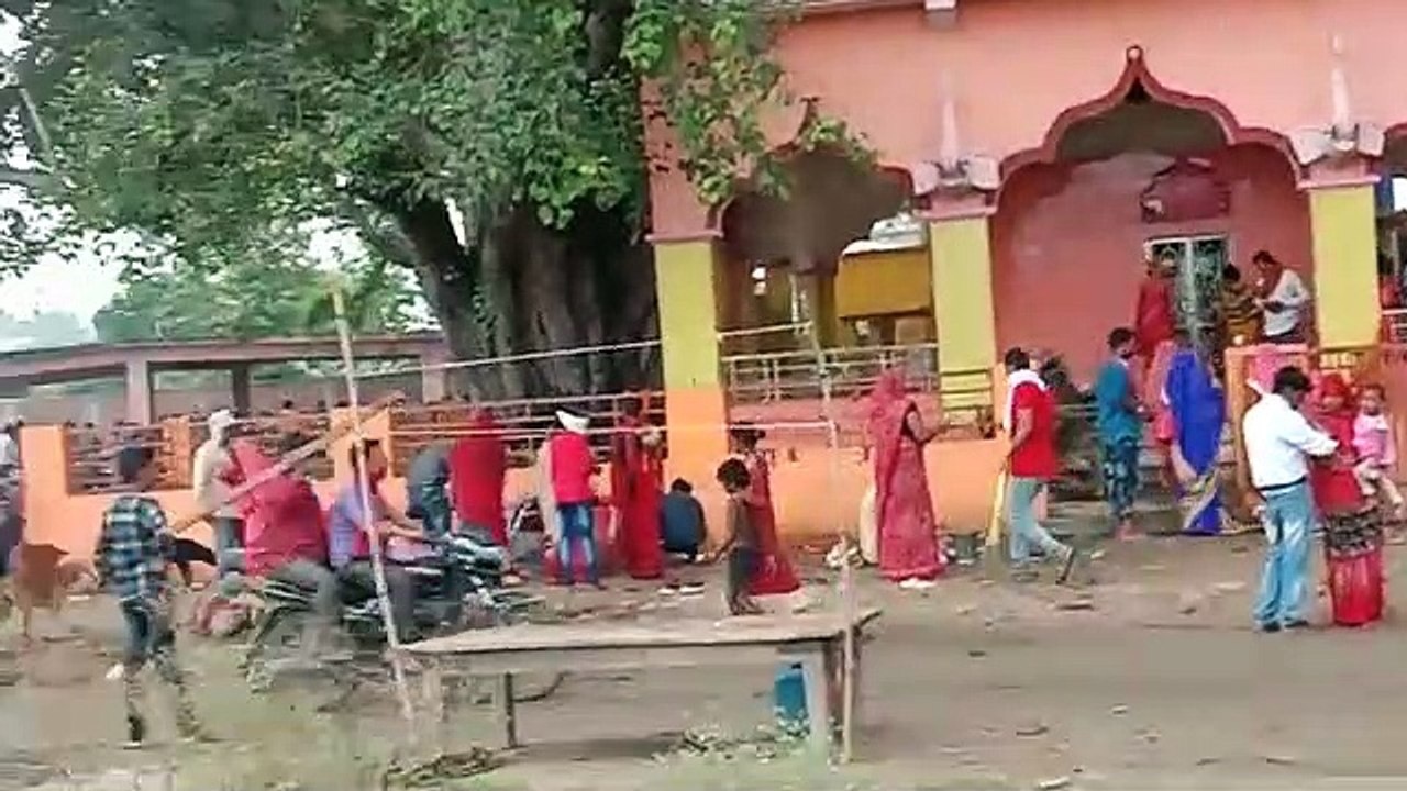 निमहरा धाम पर श्रद्धालु नहीं कर रहे हैं सोशल डिस्टेंसिंग का पालन