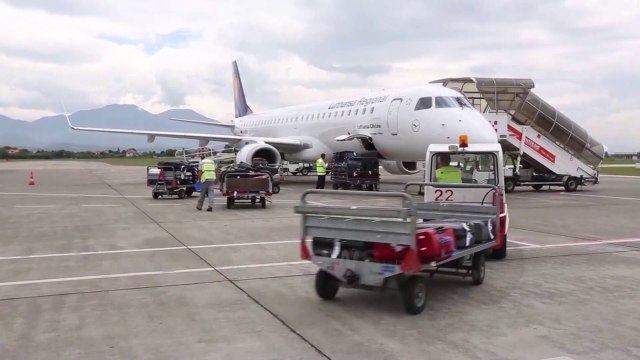 Ora News - Shqipëria hap kufijtë ajror, fluturojnë vetëm ata që kanë dokumente të BE-së