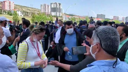Baroların yürüyüşünü takip eden muhabire polis engeli