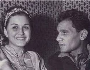 لقطة نادرة لسعاد حسني أثناء تقديمها عبد الحليم حافظ في أحد حفلات