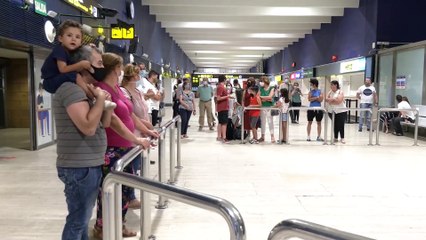Reencuentros muy esperados en el aeropuerto de Sevilla