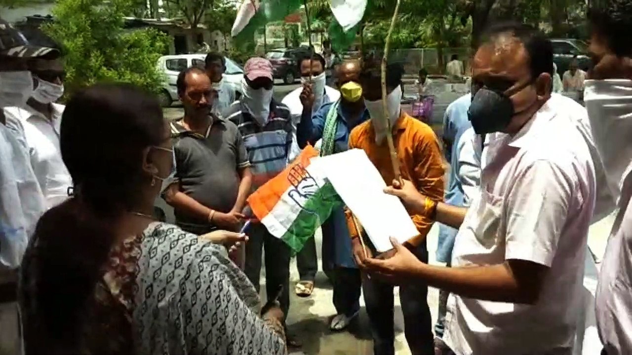 डीजल-पेट्रोल के बढ़ते दामों को लेकर कांग्रेस नेता ने SDM को ज्ञापन सौंपा