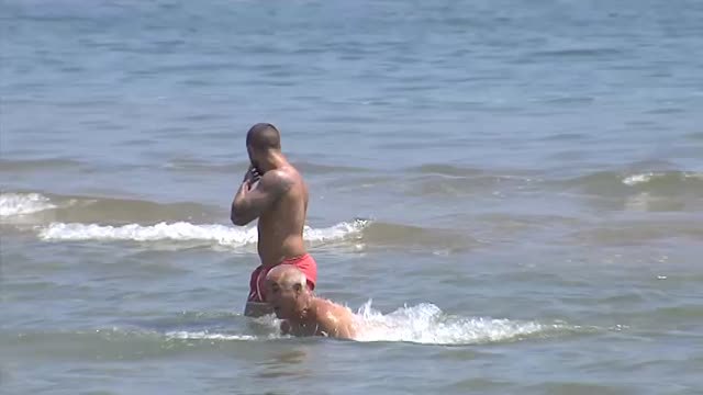 Los primeros veraneantes llegan a las playas