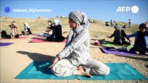 Des femmes participent à une session de yoga au sommet d'une colline de Kaboul