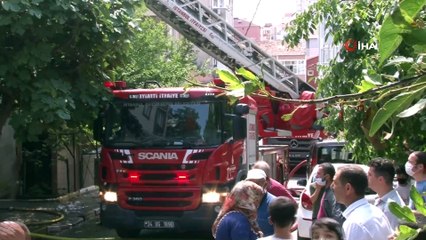 Çatı yangınına daldılar maske ve sosyal mesafeyi unuttular