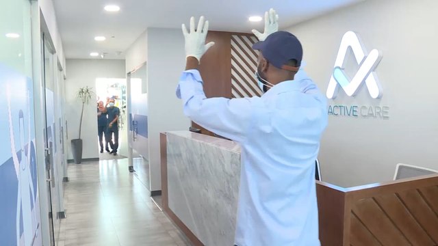 واصلت الكويت العمل بالمرحلة الأولى من فتح الاقتصاد، وذلك في انتظار انخفاض عدد الإصاابات بفيروس كورونا، أو ما يمكن اعتباره منطقة آمنة، وقررت السلطات الكويتية الإبقاء على إغلاق المؤسسات الحكومية والمحلات التجارية.