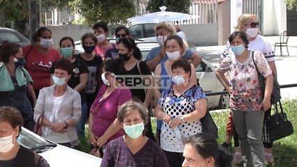 Mbyllet fasoneria në Vlorë, punëtorët në protestë: Do bashkëjetojmë me virusin, nuk do të vdesim