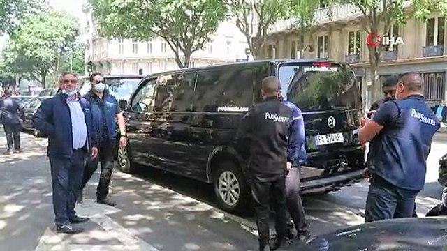 Paris'te özel şoförlerden yolları kapatan Belediye Başkanı Hidalgo'ya tabutlu protesto