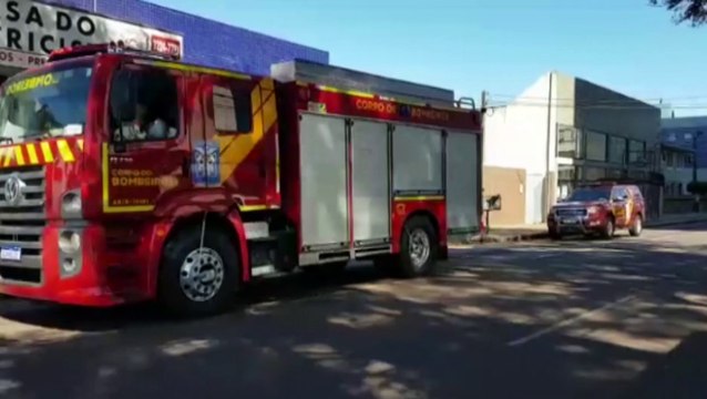 Veículo Miura Saga pega fogo e bombeiros são mobilizados ao Centro de Cascavel