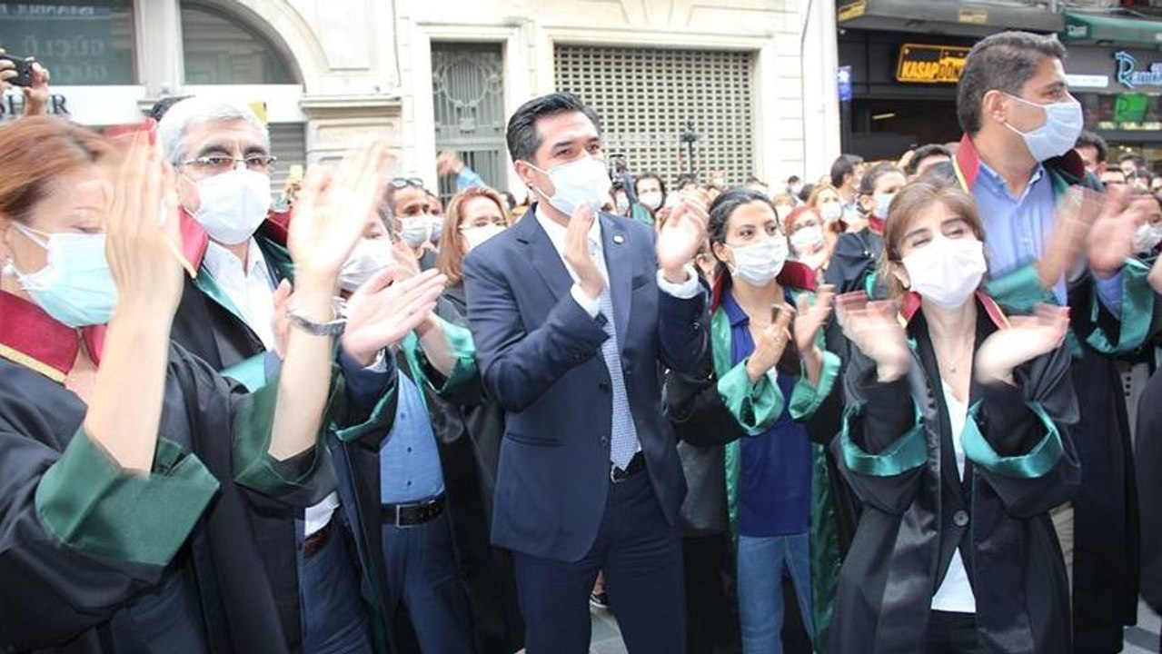 İstanbul Barosu İstiklal’de toplandı: Savunma susmadı, susmayacak