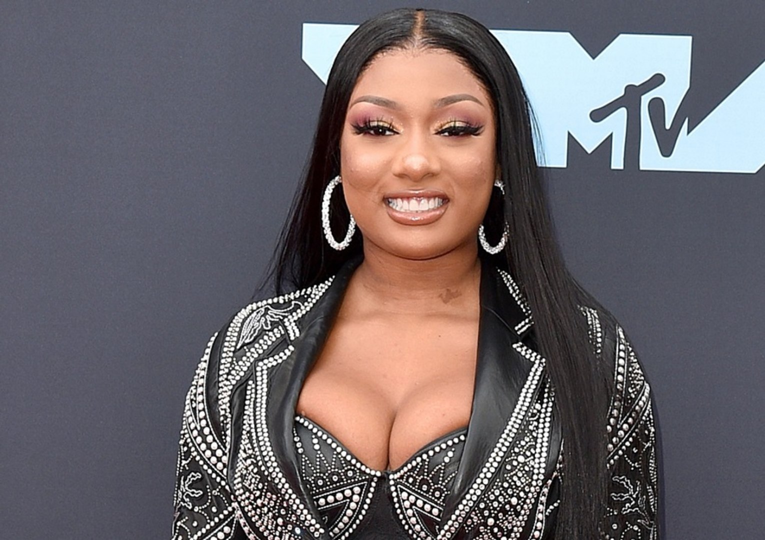 ⁣Megan Thee Stallion has new rainbow hair in celebration of Pride Month