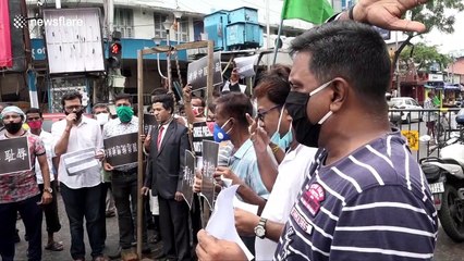 Protesters in Kolkata pretend to hang impersonator of Chinese president