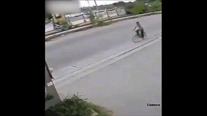 Tải video: Un cycliste vraiment très chanceux... Bon karma