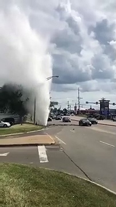 Rupture d'une canalisation d'eau en pleine route à Cincinnati... Impressionnant