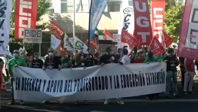 Sindicatos se concentran en Cáceres en rechazo a los recortes en educación