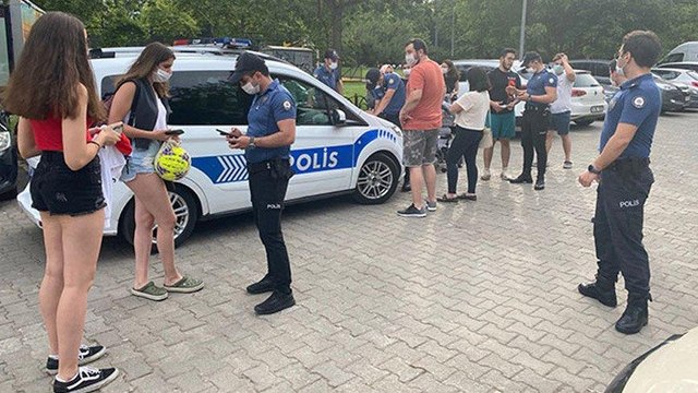 Caddebostan Sahili’nde maske takmayanlara ceza yağdı