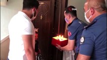 Polisten korkan ikizlere polislerden doğum günü sürprizi