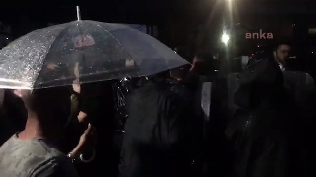 Baro başkanlarına yoğun yağmur altında polis müdahale etti