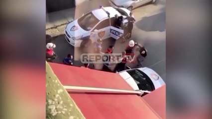 Report TV -Polici qëllon me grushta të prangosurin