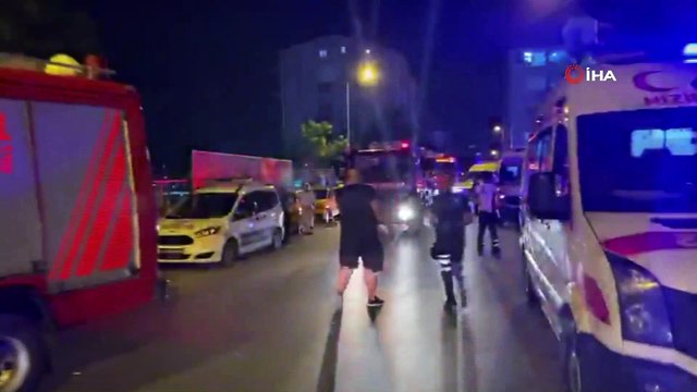 - İstanbul Eğitim ve Araştırma Hastanesinde pandemi hastalarının olduğu bölümde yangın meydana geldi. Olay yerine çok sayıda itfaiye ekibi sevk edildi. Hastalar tahliye ediliyor.