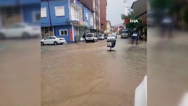 Kütahya'da dolu yağışı dükkanların camlarını kırdı, sandalyeler caddeye sürüklendi