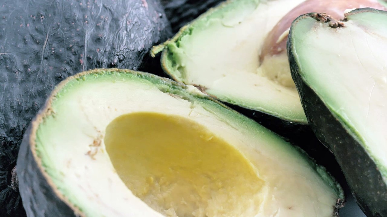 avraham chaim kerendian Chef avocados-cut-in-halves