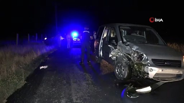 Traktör kazada ikiye bölündü: 4 yaralı- Hafif ticari araç yol kenarında arıza yapan traktöre çarptı