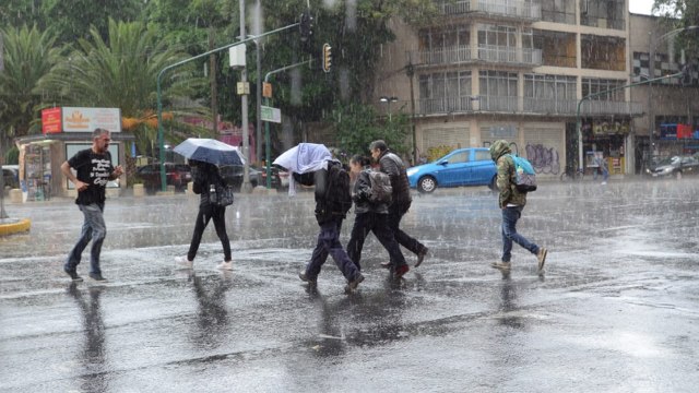 Amanece CDMX con fuerte lluvia, se registran encharcamientos