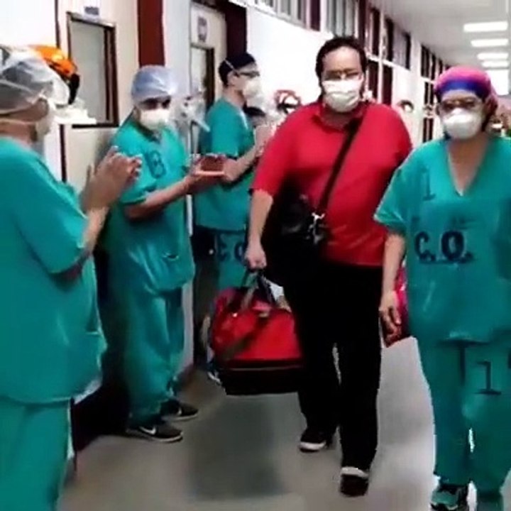 El momento en que recibió el alta un paciente de la Unidad Covid del Hospital Perrando