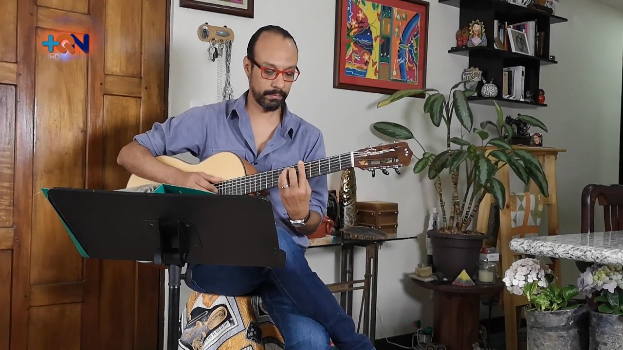 Músico ofrece serenatas y conciertos virtuales...