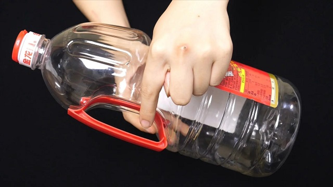 【Waste utilization-plastic oil drums】这种油壶手柄不要扔，...