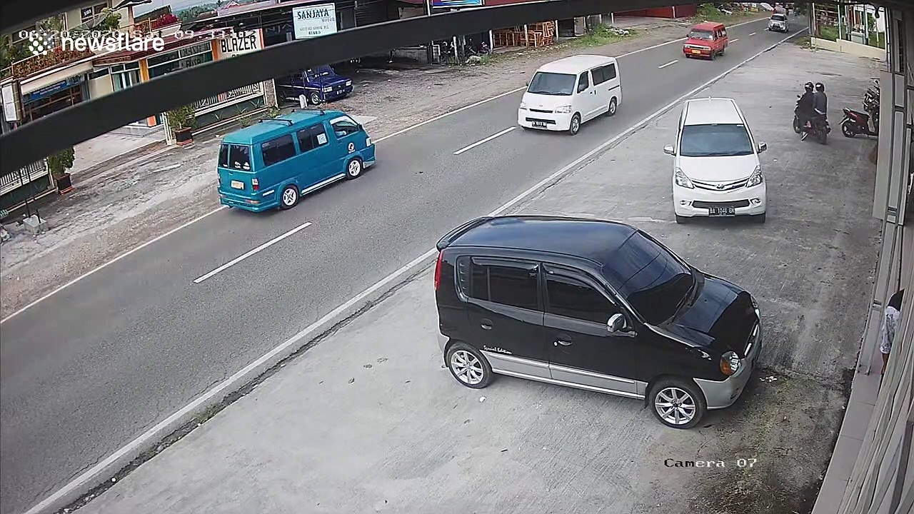 CCTV capture robbers breaking car windows to steal from an Indonesian woman