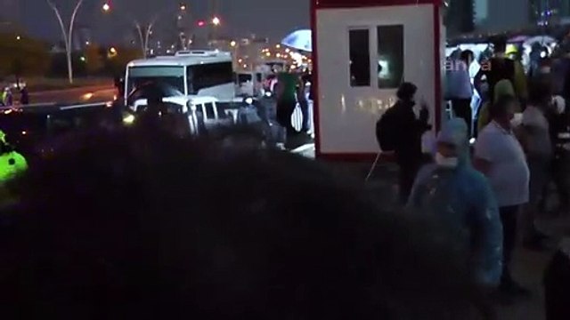 Geceyi yağmur altında bekleyerek geçiren baro başkanlarına polis müdahalesi