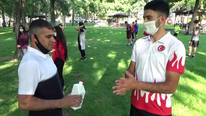 Spor sınavlarına hazırlanan gençler açık alanda antrenman yapıyor