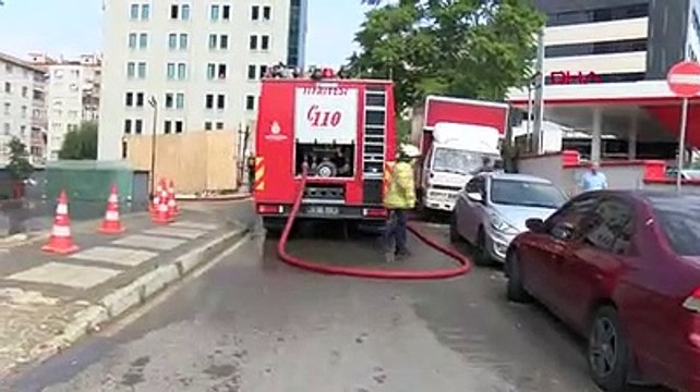 Kadıköy'de 10 katlı iş merkezinin çatısında yangın