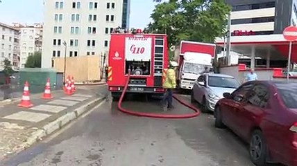 Kadıköy'de 10 katlı iş merkezinin çatısında yangın